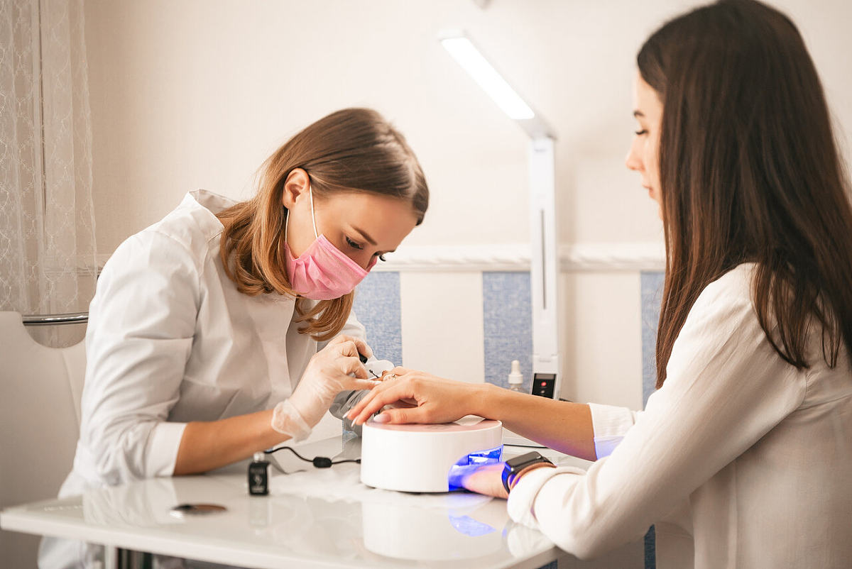 Ska vi som en nagelälskare gå till en nagelsalong eller göra DIY hemma för nagelkonst?